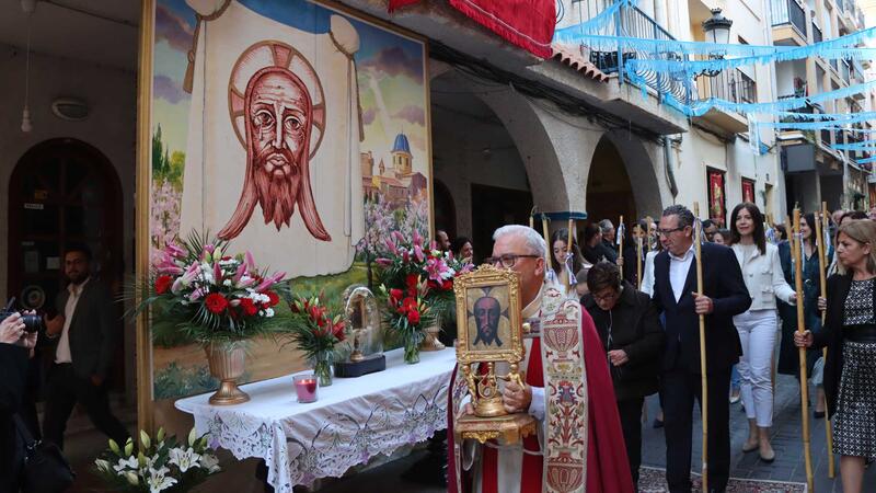 Benidorm shows its devotion to the Santa Faz with the traditional mass and pilgrimage around the old town