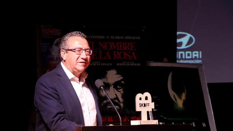 El actor Miguel Rellán recibe el ‘Skyliner 2024’ por su carrera y su contribución al cortometraje en la inauguración del VIII Skyline Benidorm Film Festival