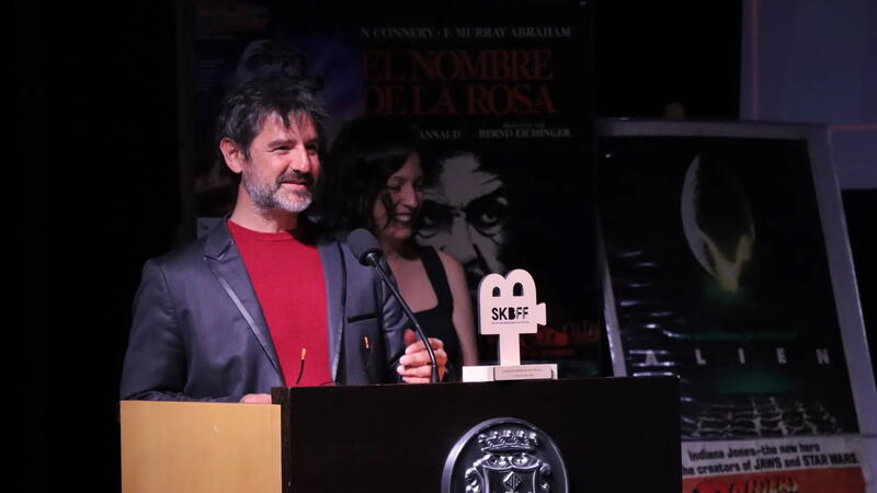 El actor Miguel Rellán recibe el ‘Skyliner 2024’ por su carrera y su contribución al cortometraje en la inauguración del VIII Skyline Benidorm Film Festival