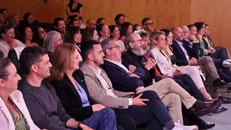 El actor Miguel Rellán recibe el ‘Skyliner 2024’ por su carrera y su contribución al cortometraje en la inauguración del VIII Skyline Benidorm Film Festival