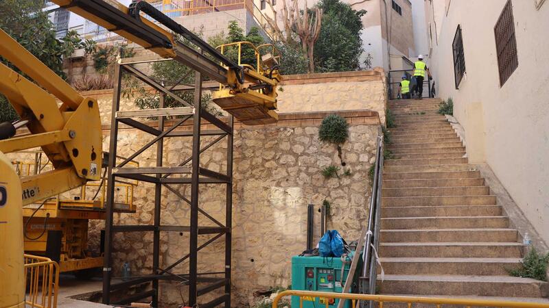 Benidorm begins the assembly of the elevator on Jilguero Street that will connect Jaime I Avenue with Tordo Street