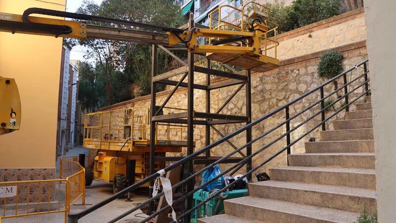 Benidorm begins the assembly of the elevator on Jilguero Street that will connect Jaime I Avenue with Tordo Street