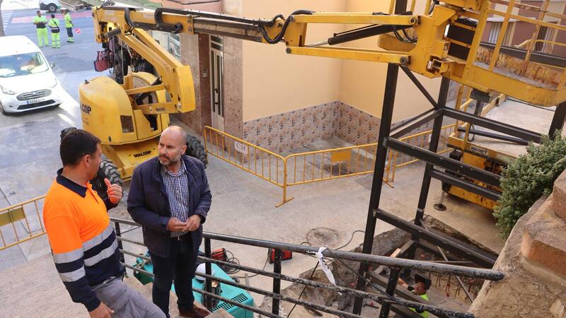 Benidorm begins the assembly of the elevator on Jilguero Street that will connect Jaime I Avenue with Tordo Street