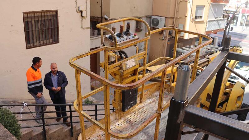 Benidorm begins the assembly of the elevator on Jilguero Street that will connect Jaime I Avenue with Tordo Street