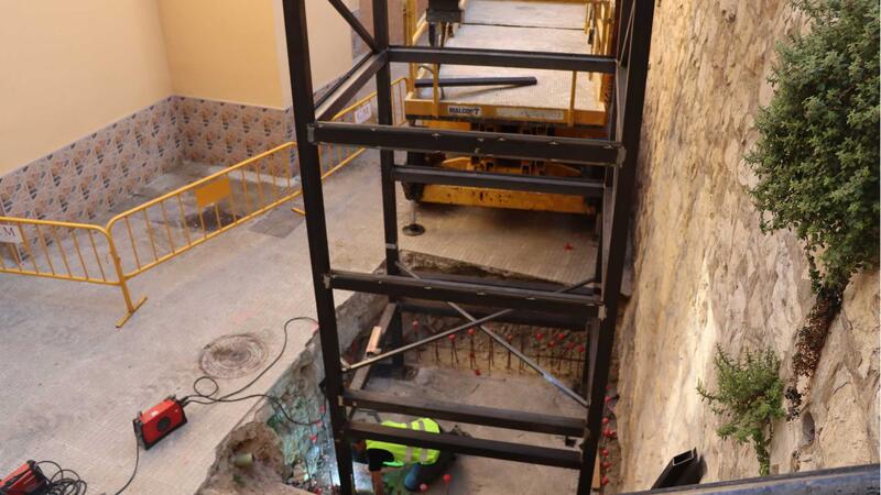 Benidorm begins the assembly of the elevator on Jilguero Street that will connect Jaime I Avenue with Tordo Street