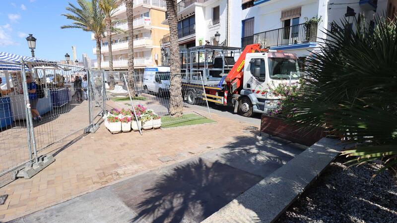 Street Cleaning undertakes the replacement of the underground containers at Plaça de la Senyoría