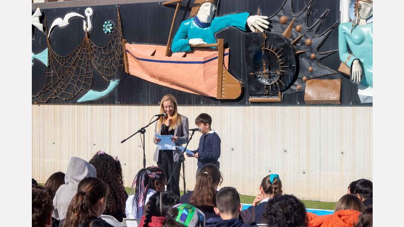 Alumnos de tres colegios de Benidorm celebran el Día del Libro con una lectura pública en el Parc de Foietes