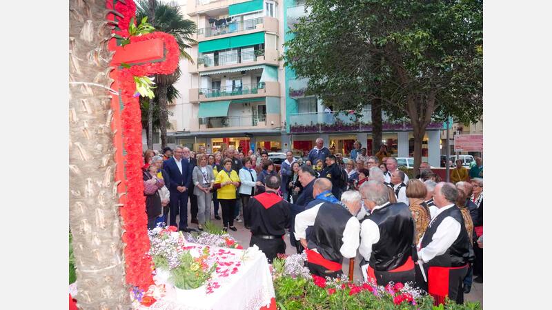 The residents of El Campo-Plaza de España celebrate the May Cross