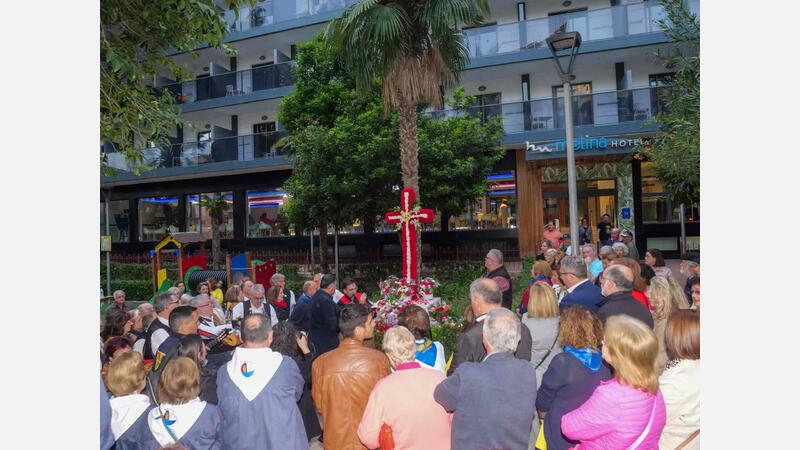 The residents of El Campo-Plaza de España celebrate the May Cross
