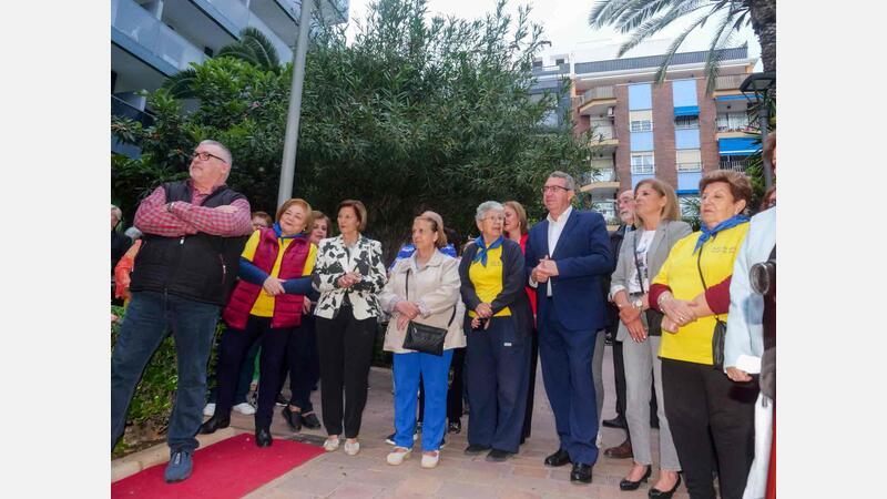 The residents of El Campo-Plaza de España celebrate the May Cross