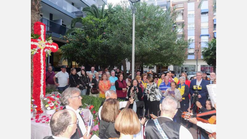 The residents of El Campo-Plaza de España celebrate the May Cross