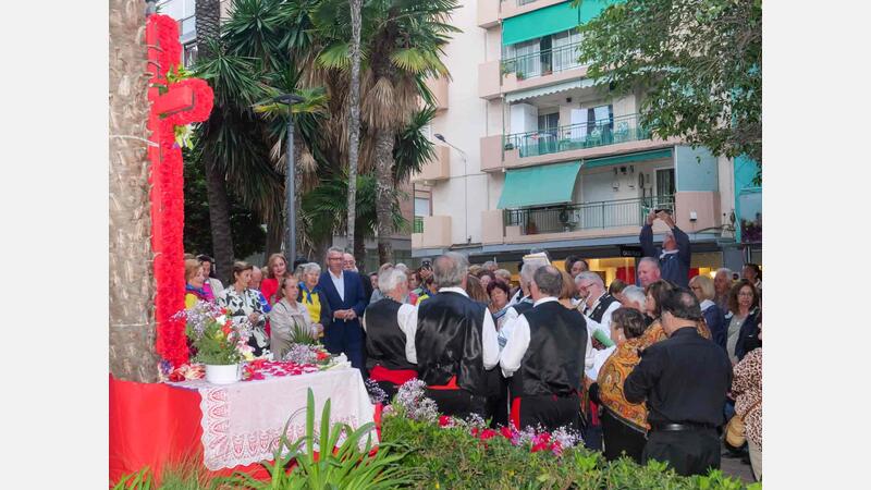 The residents of El Campo-Plaza de España celebrate the May Cross