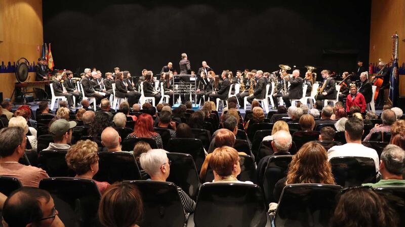 El concierto de la S.M. La Nova pone el broche a la celebración de la Festa de La Creu en Benidorm