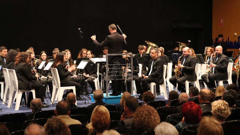 El concierto de la S.M. La Nova pone el broche a la celebración de la Festa de La Creu en Benidorm