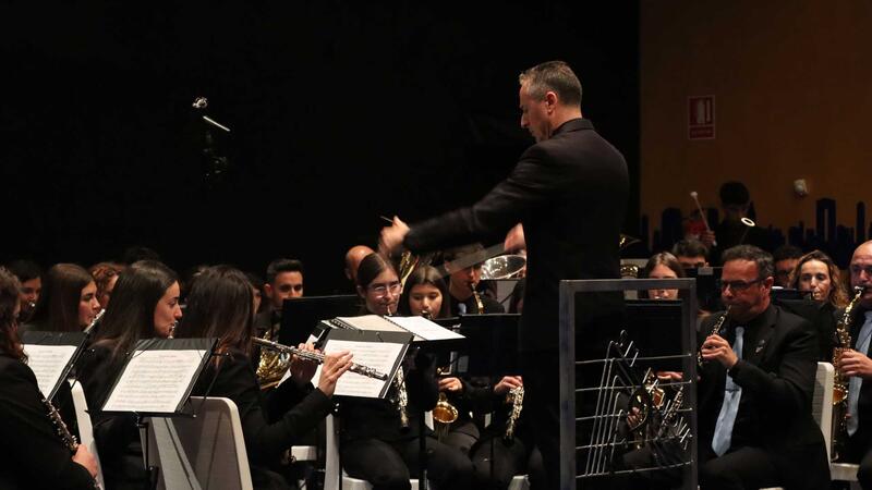 El concierto de la S.M. La Nova pone el broche a la celebración de la Festa de La Creu en Benidorm