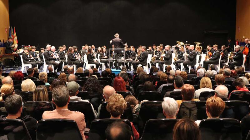 El concierto de la S.M. La Nova pone el broche a la celebración de la Festa de La Creu en Benidorm