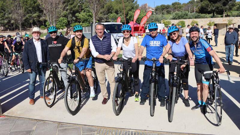 Alrededor de medio millar de personas celebran en Benidorm el ‘Día de la Bicicleta para todos’