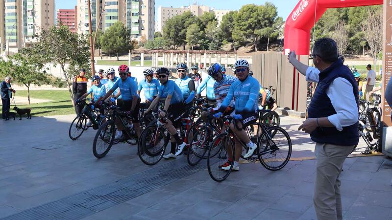 Alrededor de medio millar de personas celebran en Benidorm el ‘Día de la Bicicleta para todos’