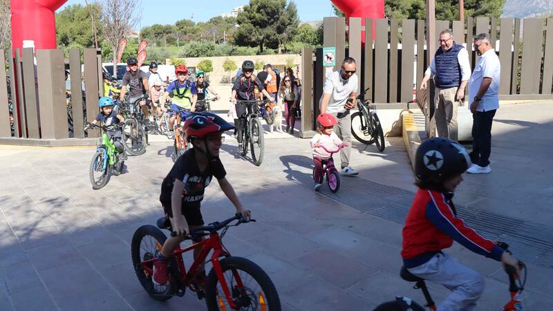 Alrededor de medio millar de personas celebran en Benidorm el ‘Día de la Bicicleta para todos’