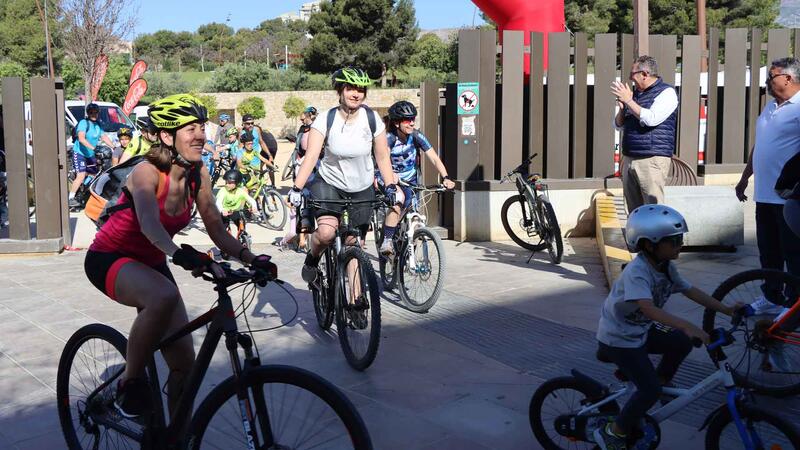 Alrededor de medio millar de personas celebran en Benidorm el ‘Día de la Bicicleta para todos’