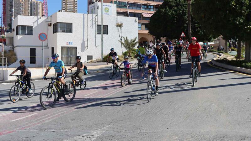 Alrededor de medio millar de personas celebran en Benidorm el ‘Día de la Bicicleta para todos’