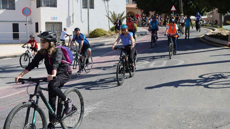 Alrededor de medio millar de personas celebran en Benidorm el ‘Día de la Bicicleta para todos’