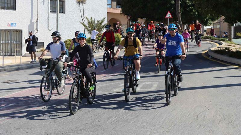 Alrededor de medio millar de personas celebran en Benidorm el ‘Día de la Bicicleta para todos’