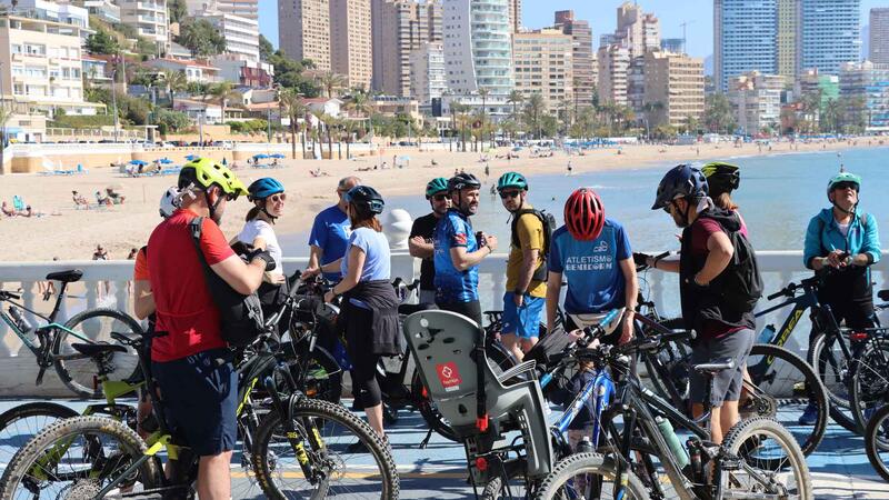 Alrededor de medio millar de personas celebran en Benidorm el ‘Día de la Bicicleta para todos’
