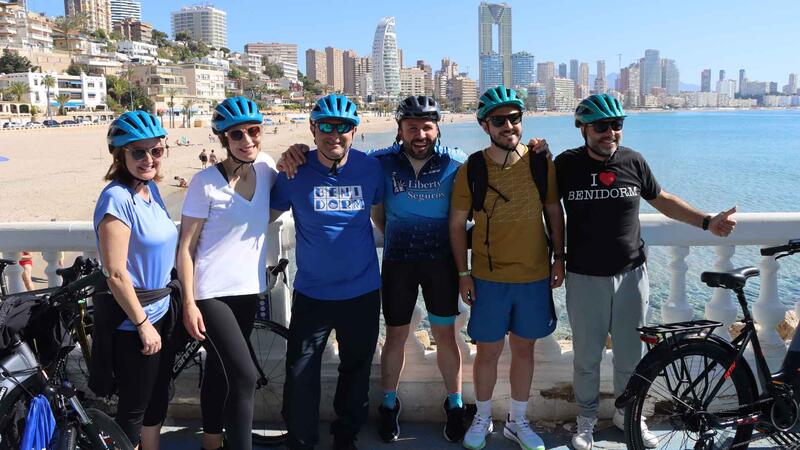 Alrededor de medio millar de personas celebran en Benidorm el ‘Día de la Bicicleta para todos’
