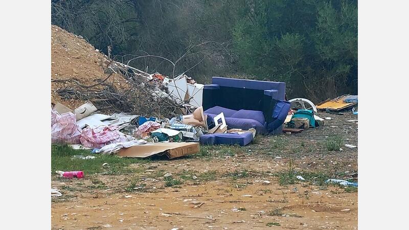 El PSOE alerta del peligro de la acumulación de escombros y suciedad en Armanello