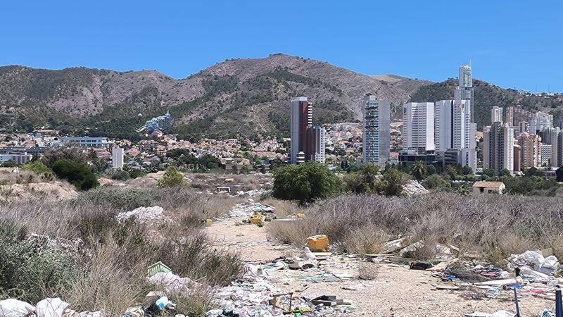 El PSOE alerta del peligro de la acumulación de escombros y suciedad en Armanello