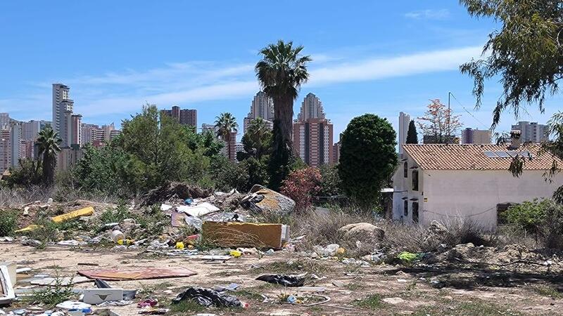 El PSOE alerta del peligro de la acumulación de escombros y suciedad en Armanello