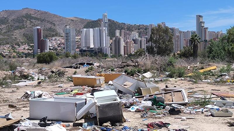 El PSOE alerta del peligro de la acumulación de escombros y suciedad en Armanello