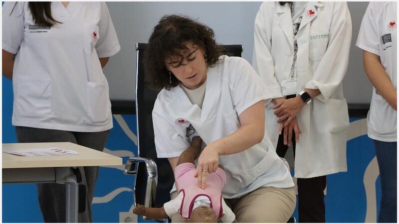 Sanidad forma a distintos colectivos de Benidorm sobre cómo actuar ante un atragantamiento  