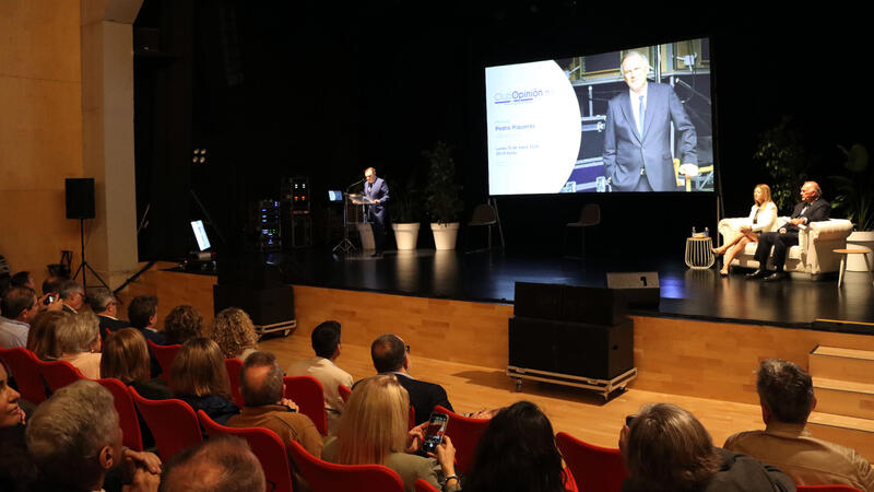 Pedro Piqueras reviews his experiences as a news director in a Club Opinion conference