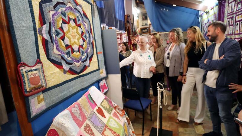 La Asociación de Patchwork de Benidorm expone sus trabajos en la sede de La Barqueta