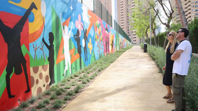 The artist Christian Cortés from Benidorm finishes the decoration of the wall painting of the new urban park on Marina Alta Avenue