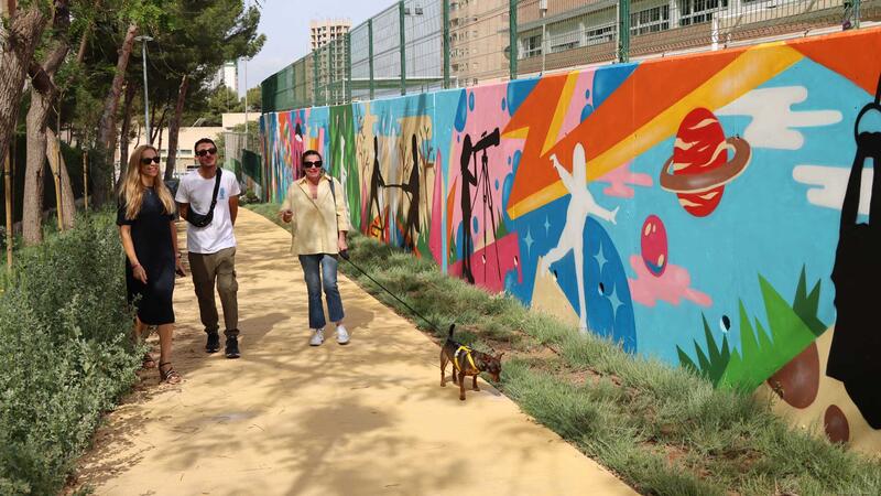 The artist Christian Cortés from Benidorm finishes the decoration of the wall painting of the new urban park on Marina Alta Avenue