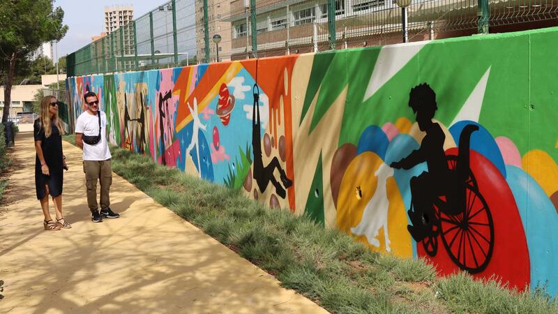 The artist Christian Cortés from Benidorm finishes the decoration of the wall painting of the new urban park on Marina Alta Avenue