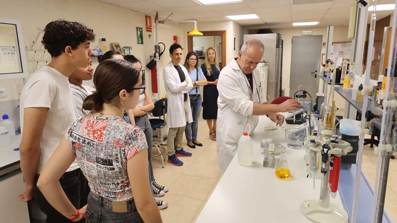 2nd year Baccalaureate students from Bernat de Sarrià visit the municipal laboratory