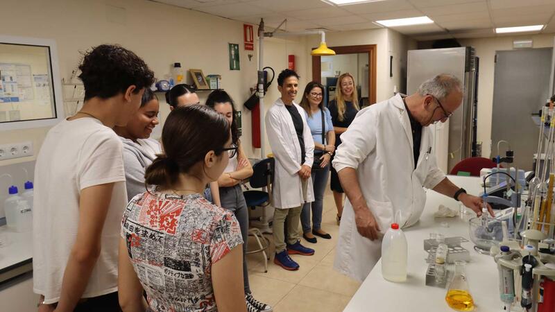 2nd year Baccalaureate students from Bernat de Sarrià visit the municipal laboratory