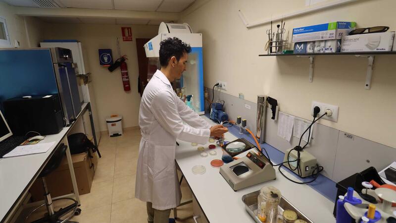 2nd year Baccalaureate students from Bernat de Sarrià visit the municipal laboratory