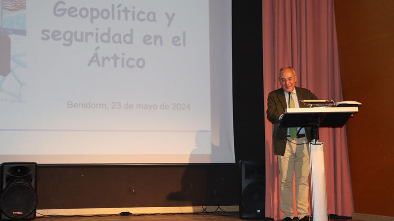 El capitán de navío Abel Romero diserta en Benidorm sobre la ‘Geopolítica y seguridad en el Ártico’  