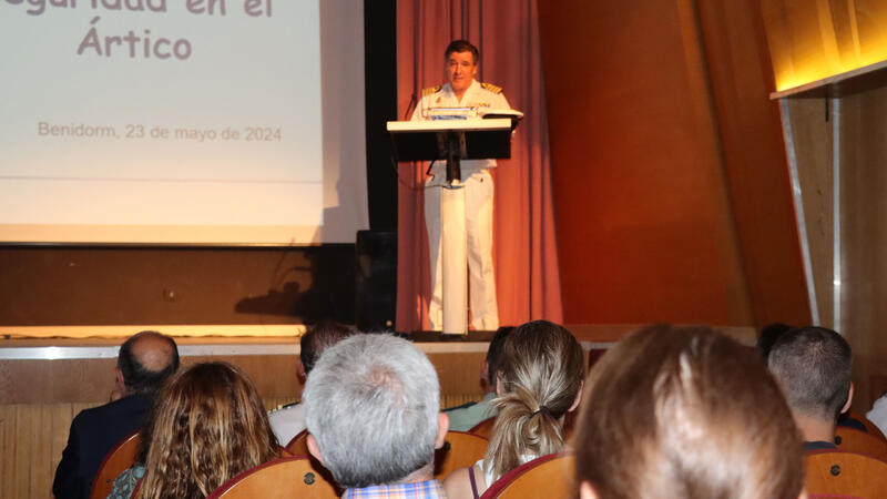 El capitán de navío Abel Romero diserta en Benidorm sobre la ‘Geopolítica y seguridad en el Ártico’  
