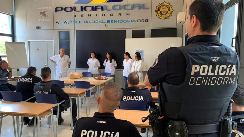 Sanidad forma a distintos colectivos de Benidorm sobre cómo actuar ante un atragantamiento  