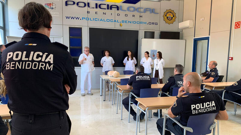 Sanidad forma a distintos colectivos de Benidorm sobre cómo actuar ante un atragantamiento  