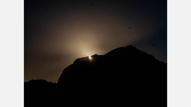 En Benidorm, el sol atraviesa el Portell del Puig Campana en el anuncio de la noche más corta
