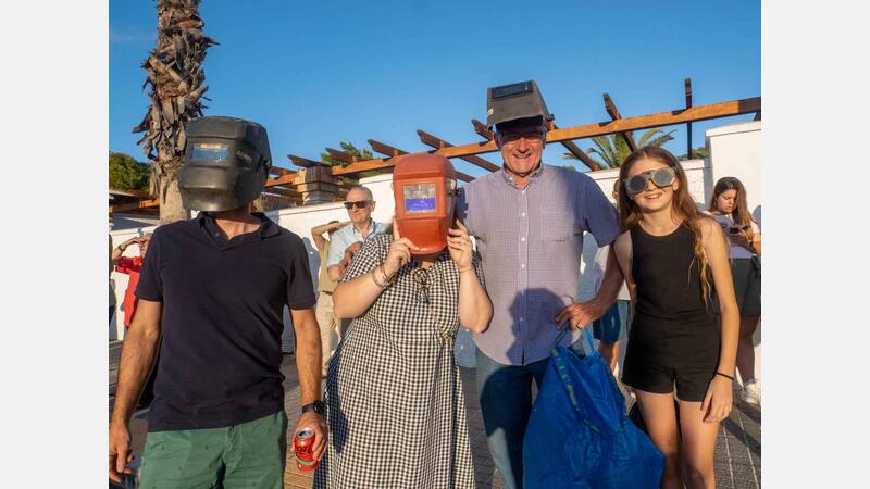 En Benidorm, el sol atraviesa el Portell del Puig Campana en el anuncio de la noche más corta
