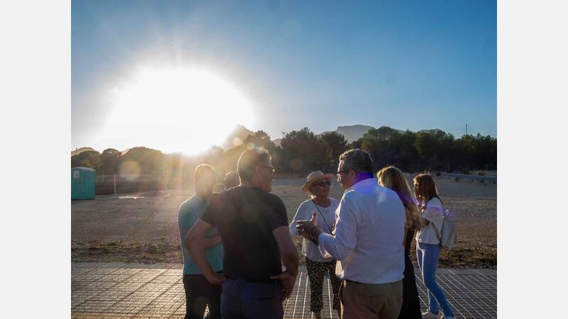 En Benidorm, el sol atraviesa el Portell del Puig Campana en el anuncio de la noche más corta