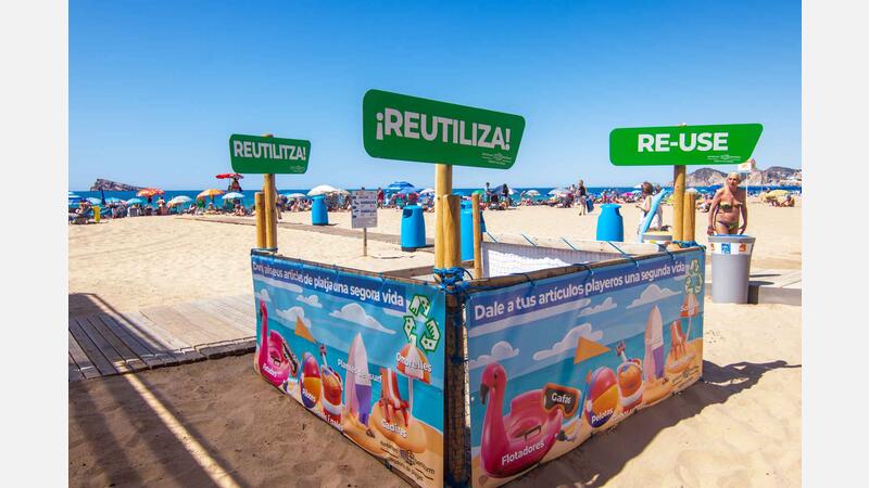 Benidorm instala en la playa de Levante el primer punto para dar una nueva vida a los artículos playeros de los turistas